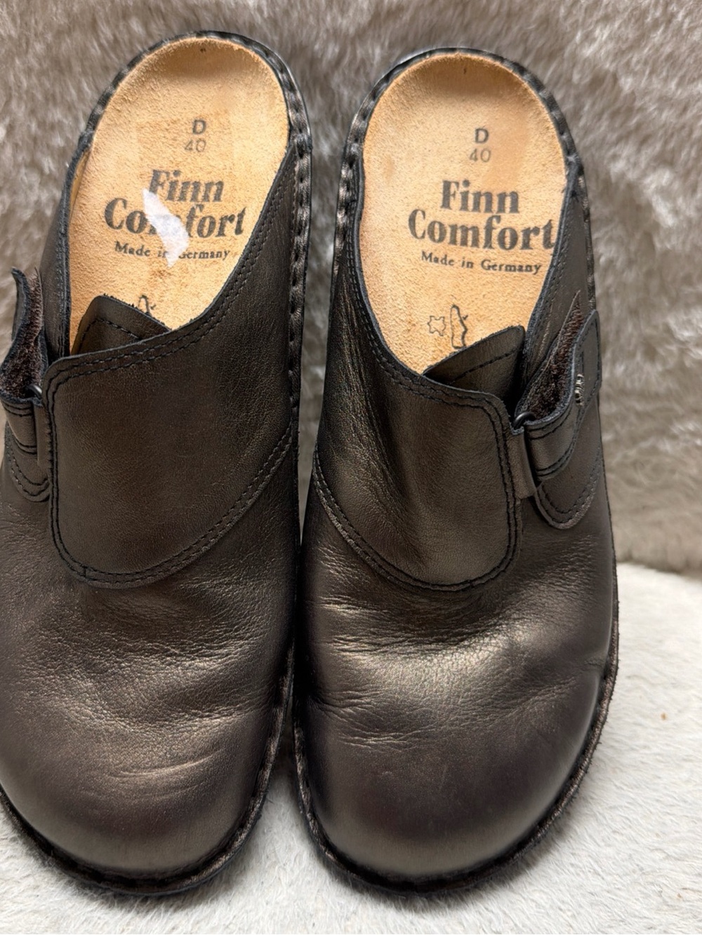 Finn Comfort Men’s Slip-On Clog in Dark metallic bronze